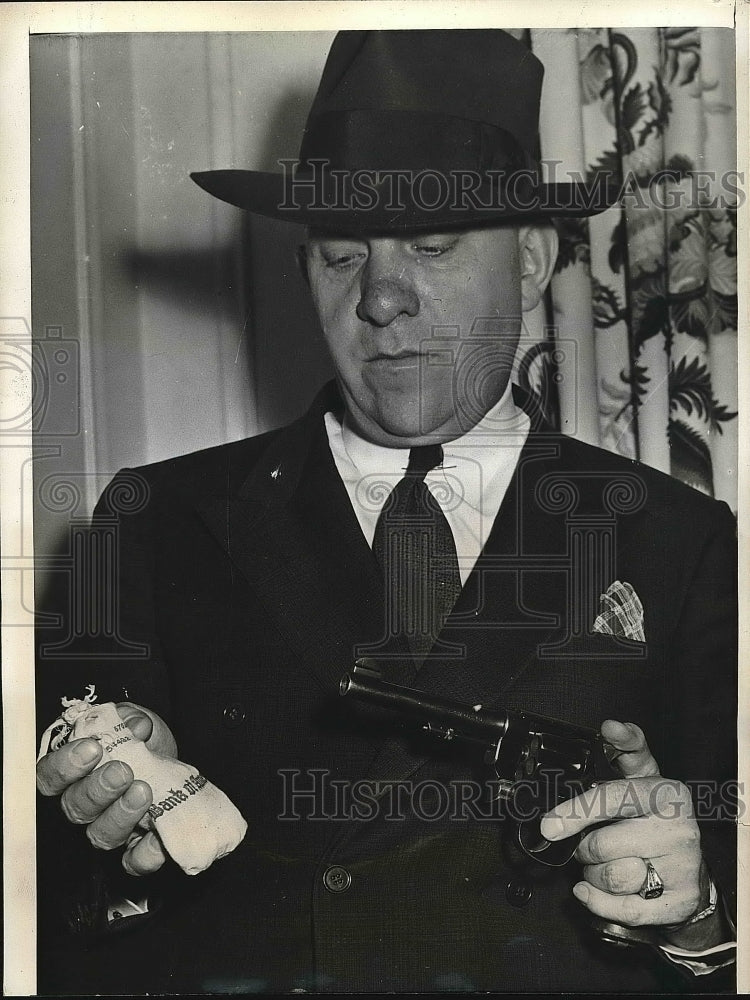 1941 Press Photo Lieut. Albert C. Stromball holding revolver used in holdup - Historic Images