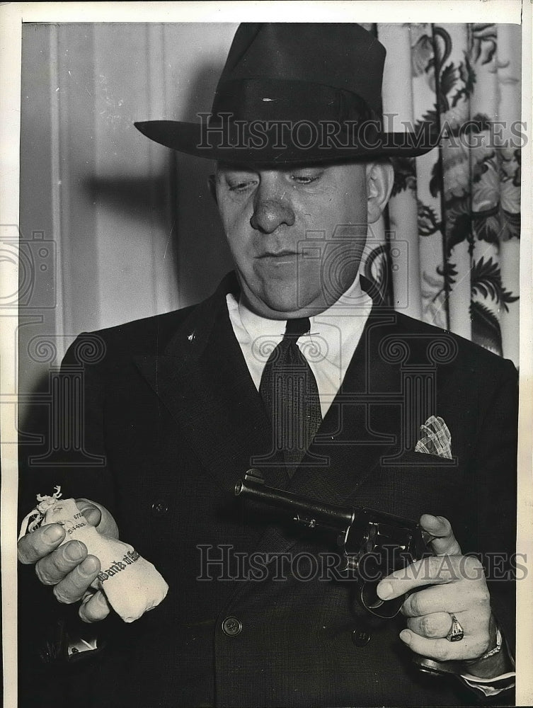 1941 Lieut. Albert Stromwall after the arrest of Harry Gresham. - Historic Images