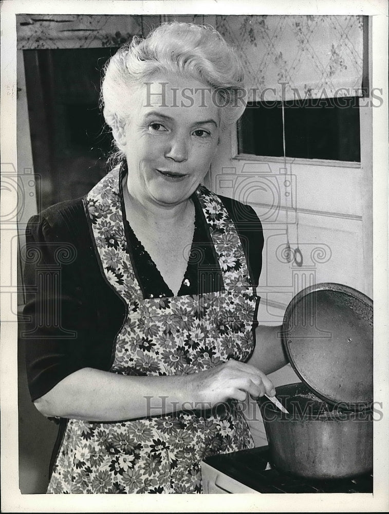 1942 Mrs. Lrene Shafer, the typical Navy mother.  - Historic Images