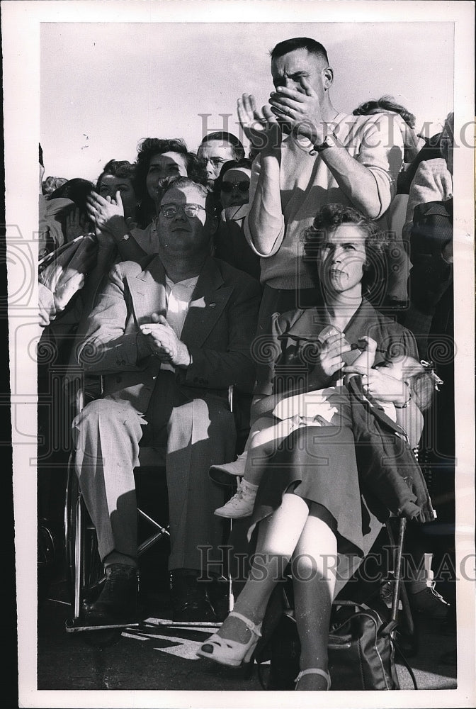 1952 Press Photo Waiting to Hear Presidential Candidate Adlai Stevenson - Historic Images