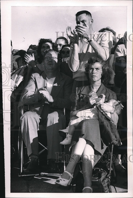 1952 Press Photo Waiting to Hear Presidential Candidate Adlai Stevenson - Historic Images