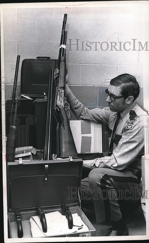 1970 Press Photo Ralph Graves at Police Station With Stolen Merchandise - Historic Images