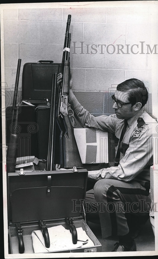 1970 Press Photo Ralph Graves at Police Station With Stolen Merchandise - Historic Images