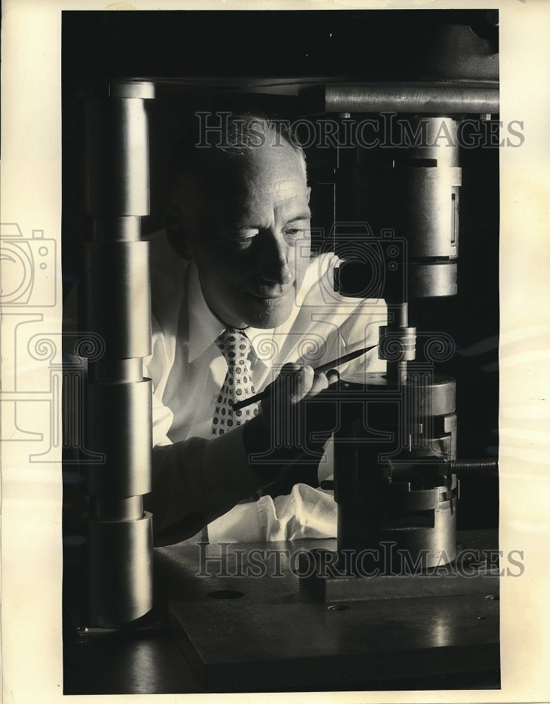 1957 Henry Peters of Bell Telephone Laboratories  - Historic Images