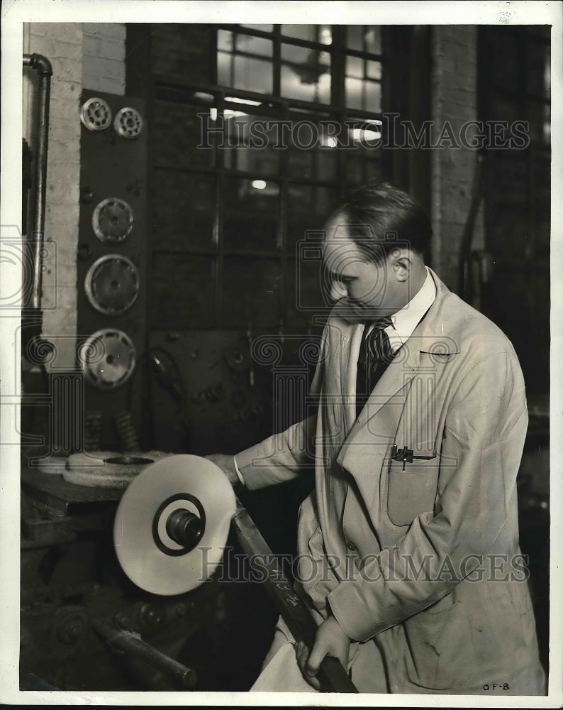 1942 Press Photo Osborn Manufacturing Company Technician - Historic Images