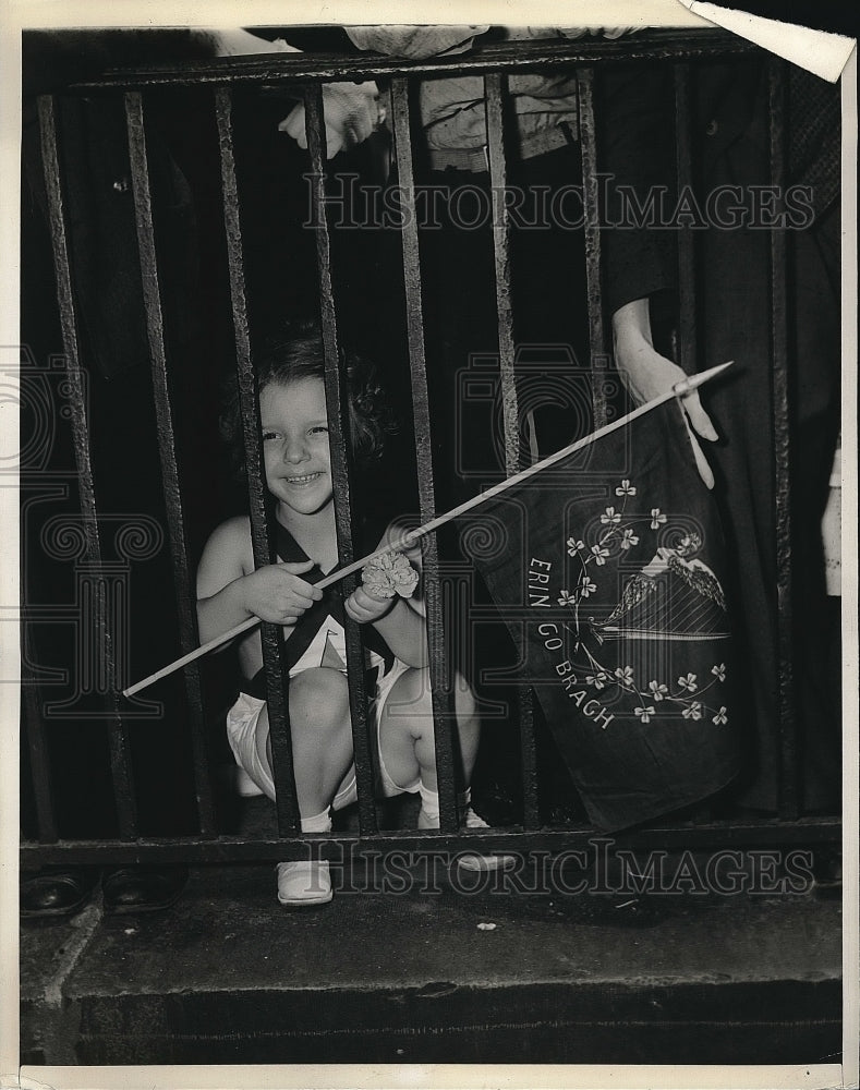 1938 Press Photo The New Yorker Parade Watchers - nea60949 - Historic Images