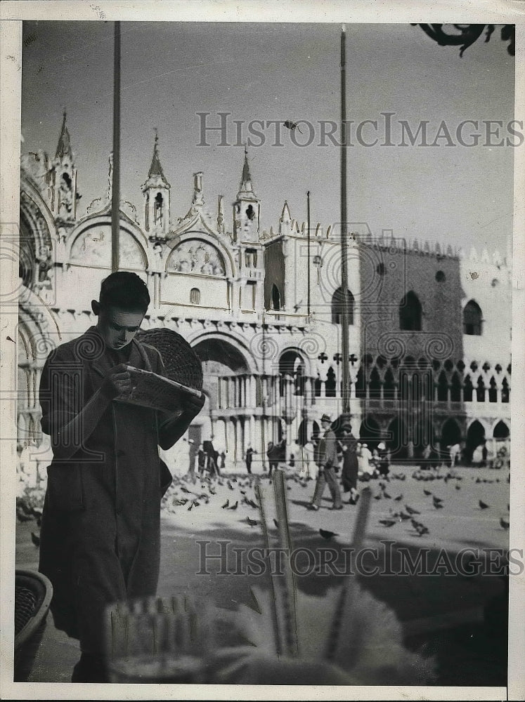 1935 Errand Boy Venice Italy Reading War News  - Historic Images