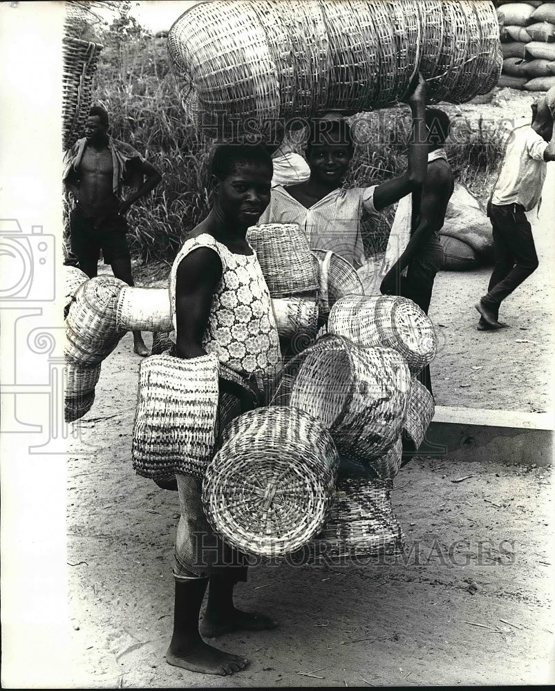 1970 Press Photo Basket Seller at Market Onitsha Nigeria - nea60970 - Historic Images