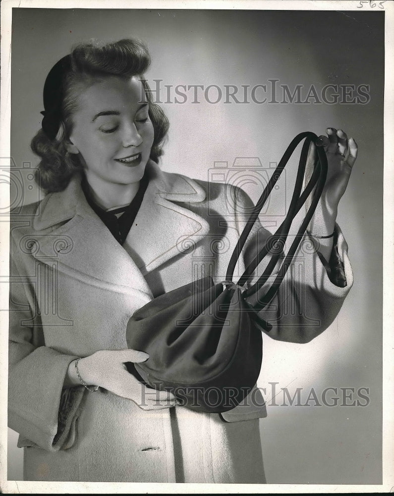 1944 Women&#39;s Handbag  - Historic Images