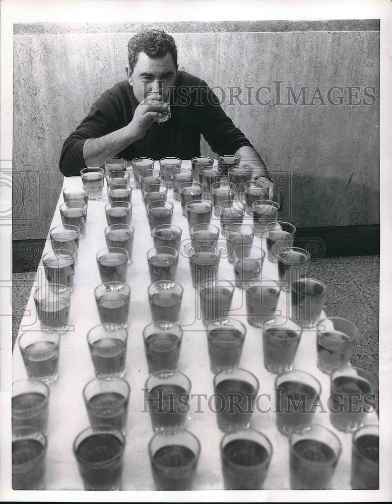 1957 Giovanni Brunetti downs 50 giant glasses of Frascati - Historic Images