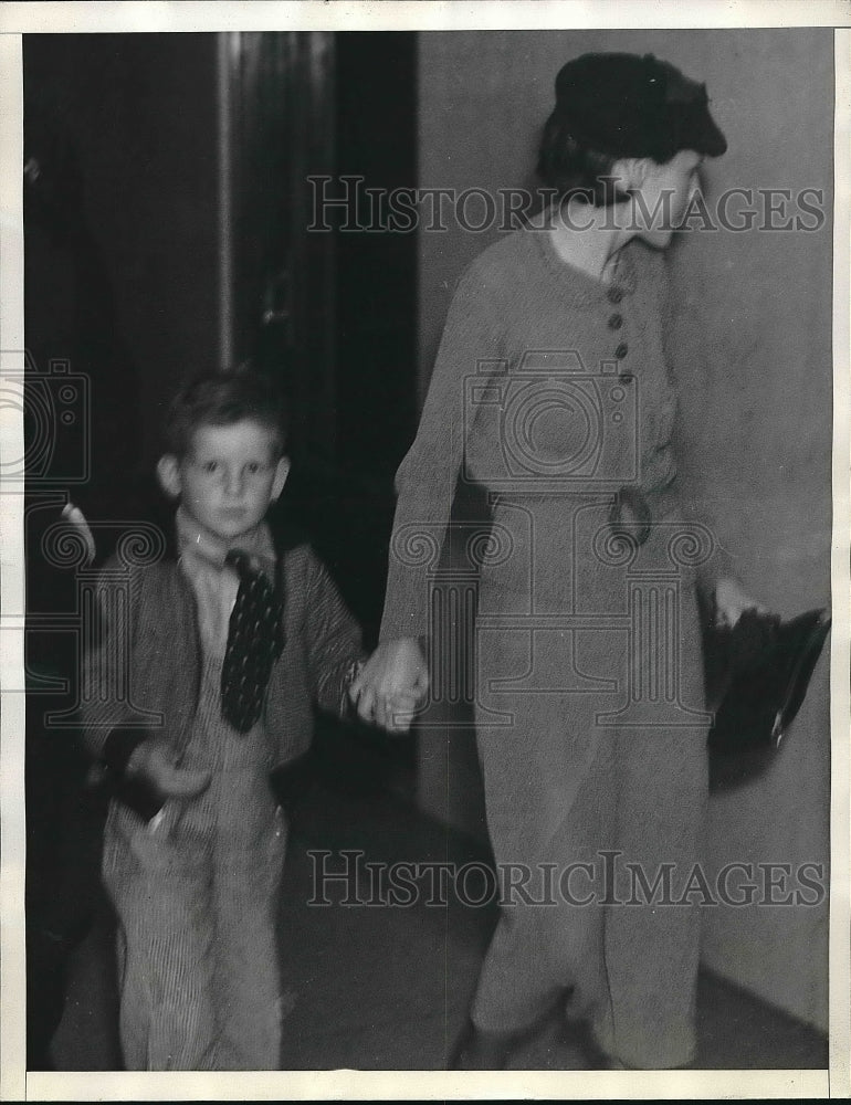 1936 Mrs. V. Walker, son Jimmy, head to District Attorney&#39;s office - Historic Images