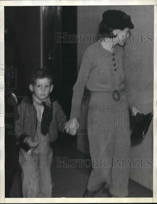 1936 Mrs. V. Walker, son Jimmy, head to District Attorney's office - Historic Images
