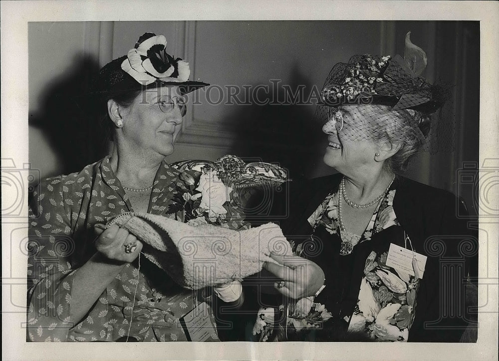 1939 Press Photo Mrs. Hartley Sherwood, Mrs. Truman Newberry at Needlework Guild - Historic Images