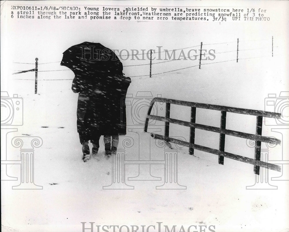 1968 Press Photo Young Couple Walks Along Chicago Lakefront During Snowstorm-Historic Images