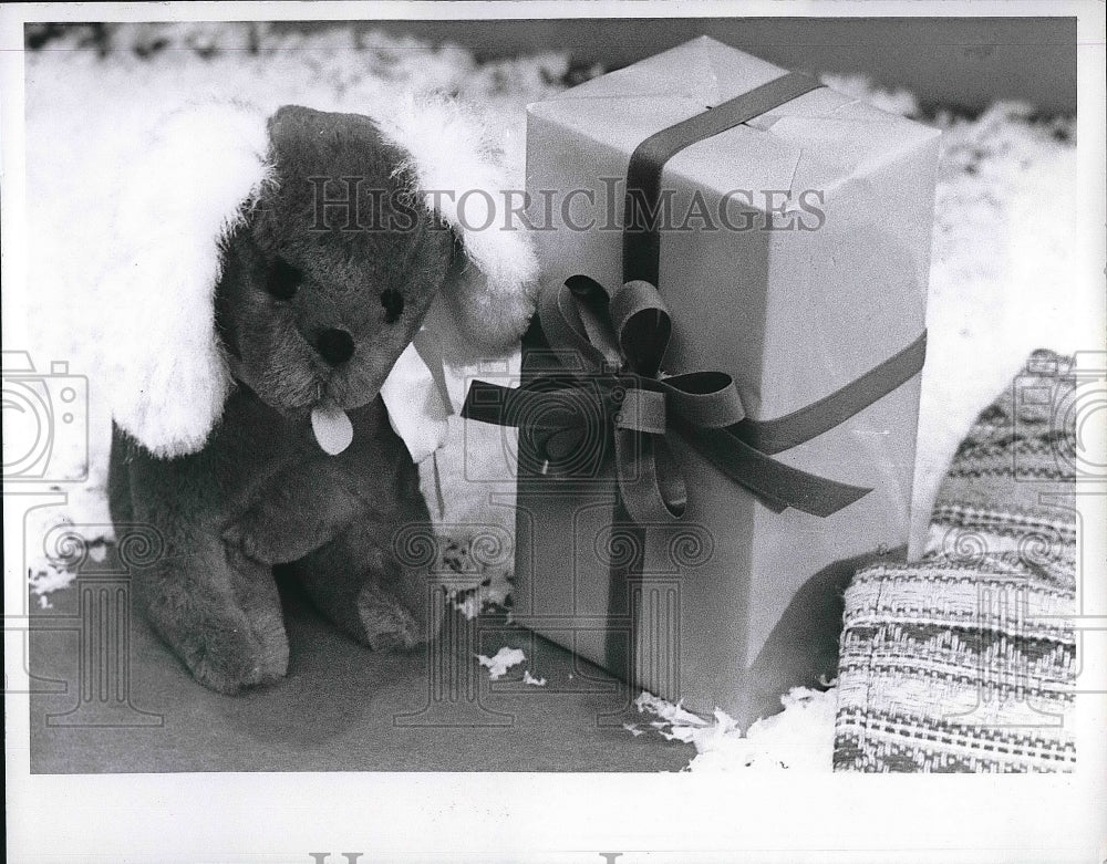 toy gift from Higbee&#39;s on the Square dept. store in Cleveland - Historic Images