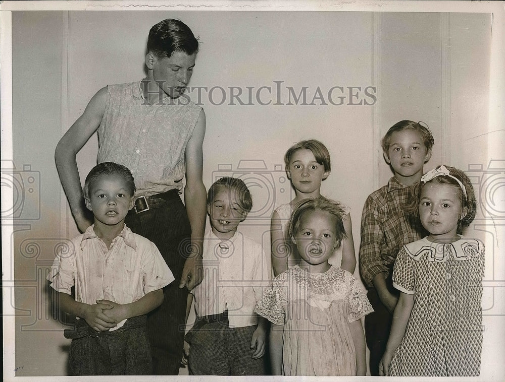 1936 14 yr. old Roy Snyder cares for his 8 siblings with dad in jail - Historic Images