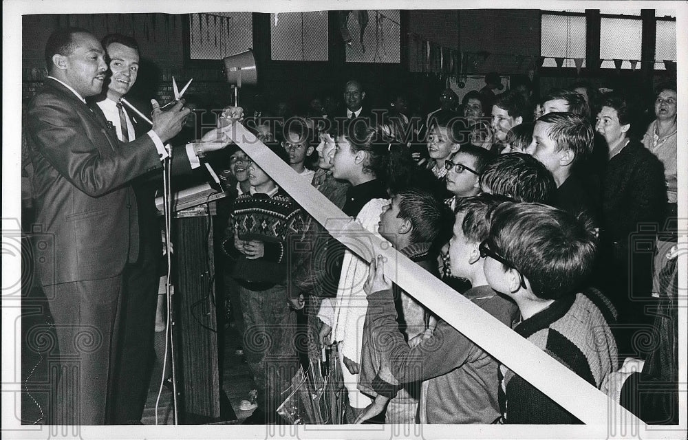 1968 Press Photo Mayor Stokes &amp; Gale Shard - nea61174 - Historic Images