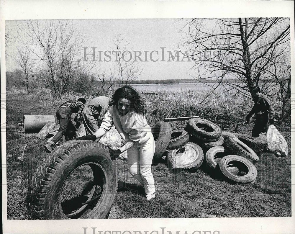 1970 Susan Ingram &amp; Others Cleaning Up Along Potomac River - Historic Images