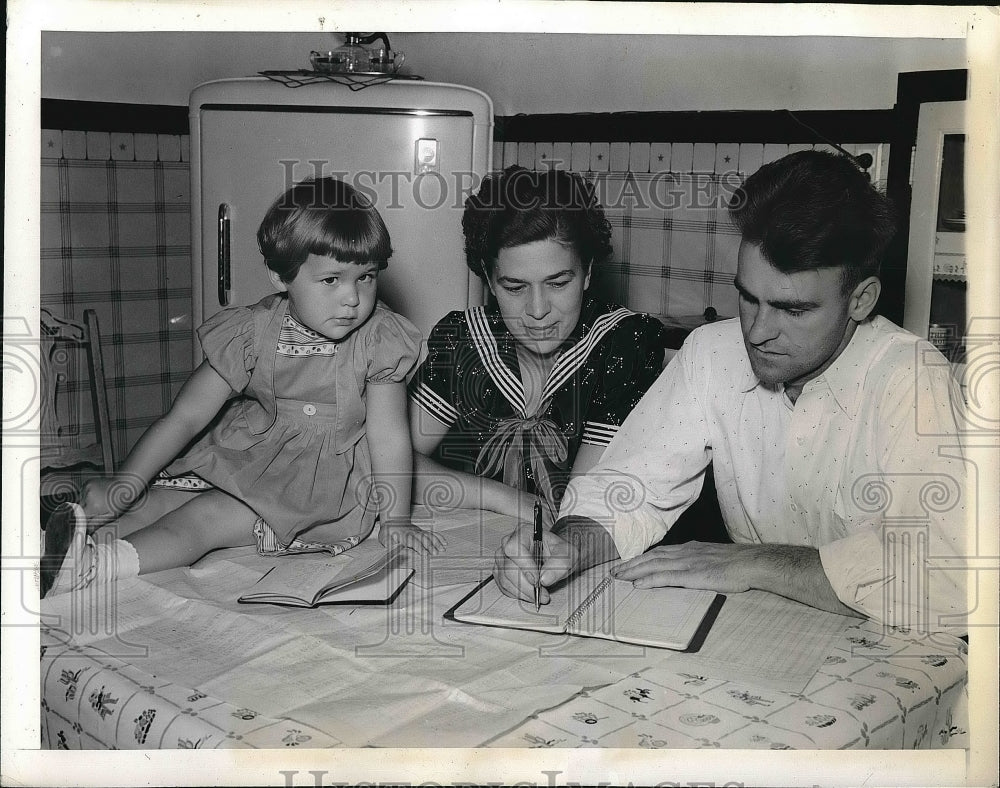 1942 Press Photo &quot;Budget Baby&quot; Sharon Derer with Parents Mr. &amp; Mrs. Jo Derer - Historic Images