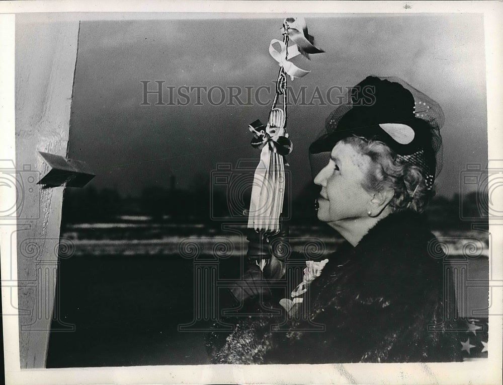 1944 Press Photo Mrs. Harold Sheets Christens Destroyer Escort "Somali" - Historic Images
