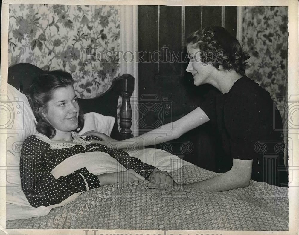 1938 Mary Brown after release from abductors wtih sister Lucy - Historic Images