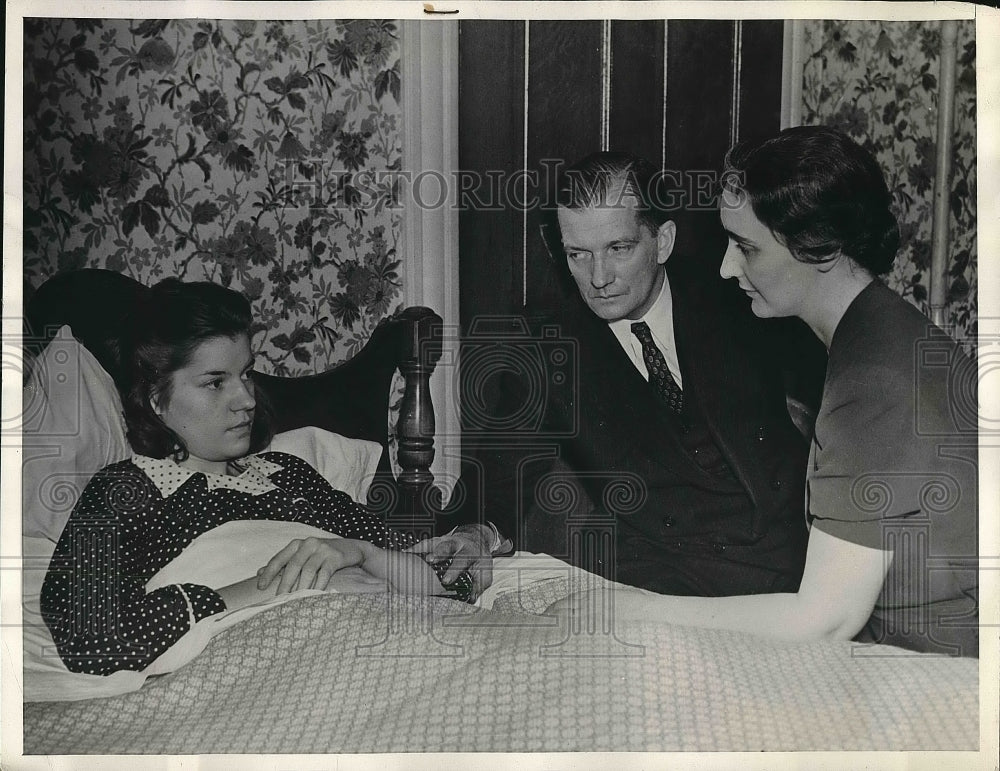 1938 Mary Brown with parents home after kidnapping  - Historic Images