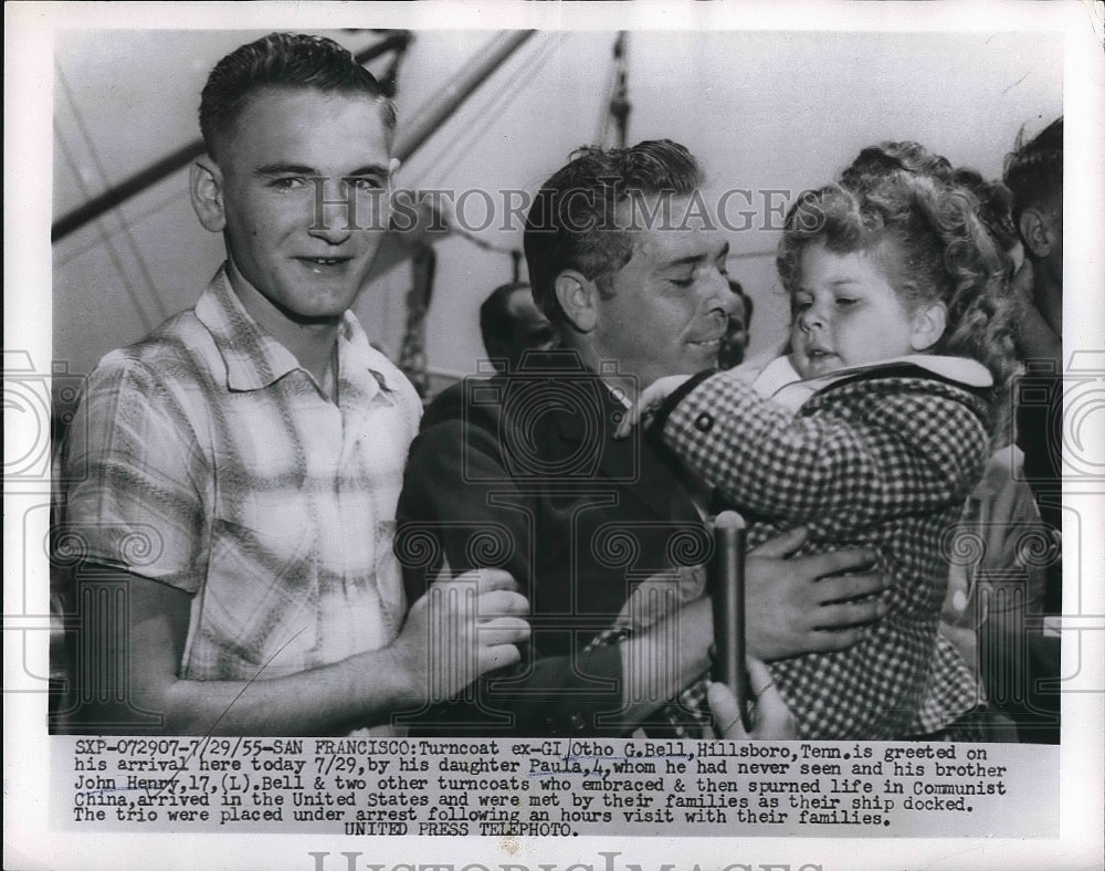 1955 Press Photo Ex-GI Turncoat Otho G Bell greeted by family before arrested - Historic Images