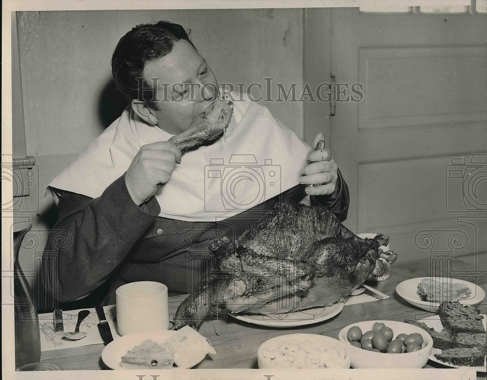 1940 Press Photo service Inductee Donald Jones Eats Thanksgiving Dinner-Historic Images
