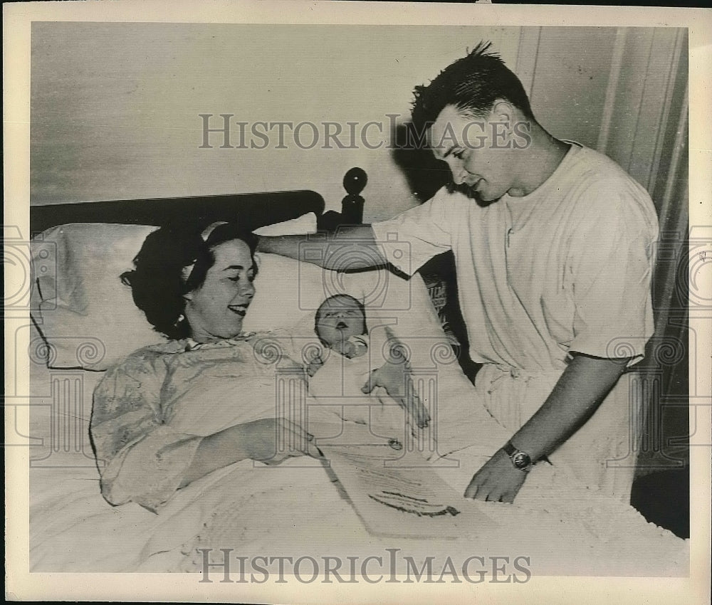 1948 Press Photo Dr. &amp; Mrs. Robert A. Jeffrey Jr., Mary Francis, Creighton Univ. - Historic Images