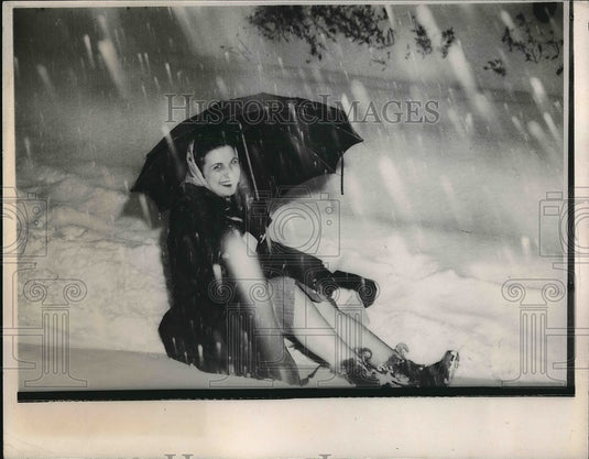 1950 Press Photo Doris Weight, fell in heavy snow in Pittsburgh - nea61452-Historic Images