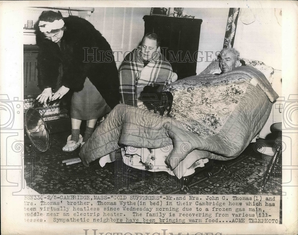 1948 Press Photo Mr.Mrs John Thomas & Thomas Wythe without home heat - nea61460 - Historic Images