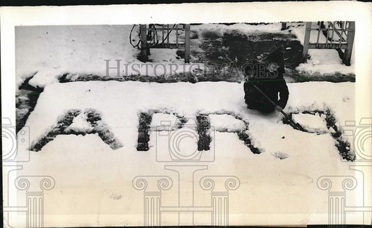 1942 Anne Thusgaard marking April 9, 1942 snowstorm in New York - Historic Images
