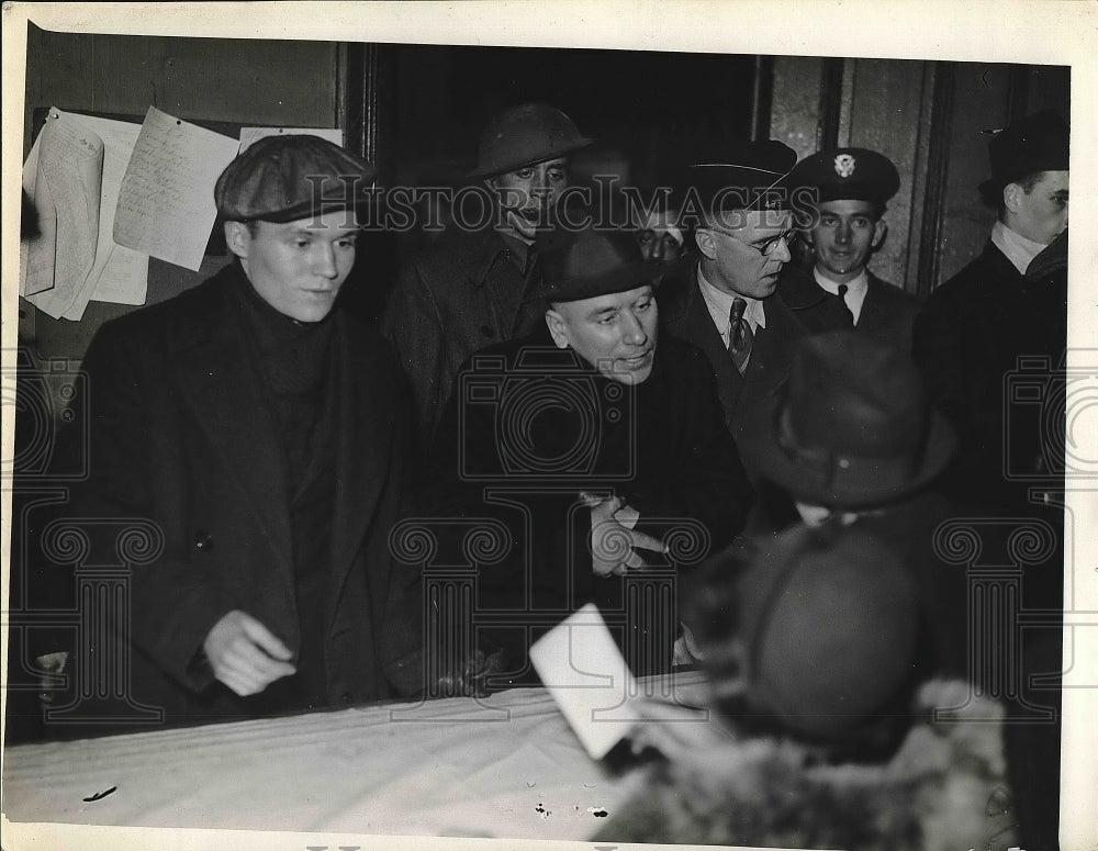 1936 Press Photo Flood Victims Seek Relief Supplies - nea61477-Historic Images