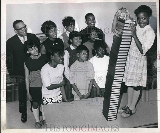 1969 Press Photo Robin Price On Table With Stack Of Bibles 5th Christian Church - Historic Images