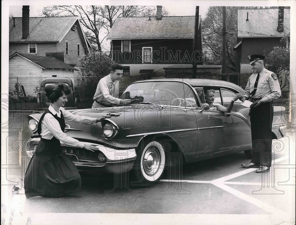 1962 Helen Chabek, Dick Krascik, Mrs. Ruetenik, Policeman Crawford - Historic Images