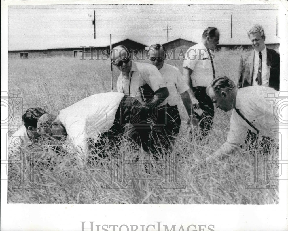 1965 Press Photo Austin Police Find Univ. Texas Girls, S. Stark and Susan Rigsby - Historic Images