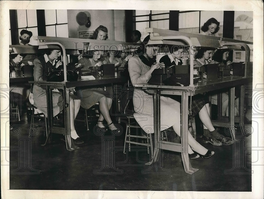 1945 Press Photo Office Workers Part-time War Work Factory Annex at Prudential - Historic Images