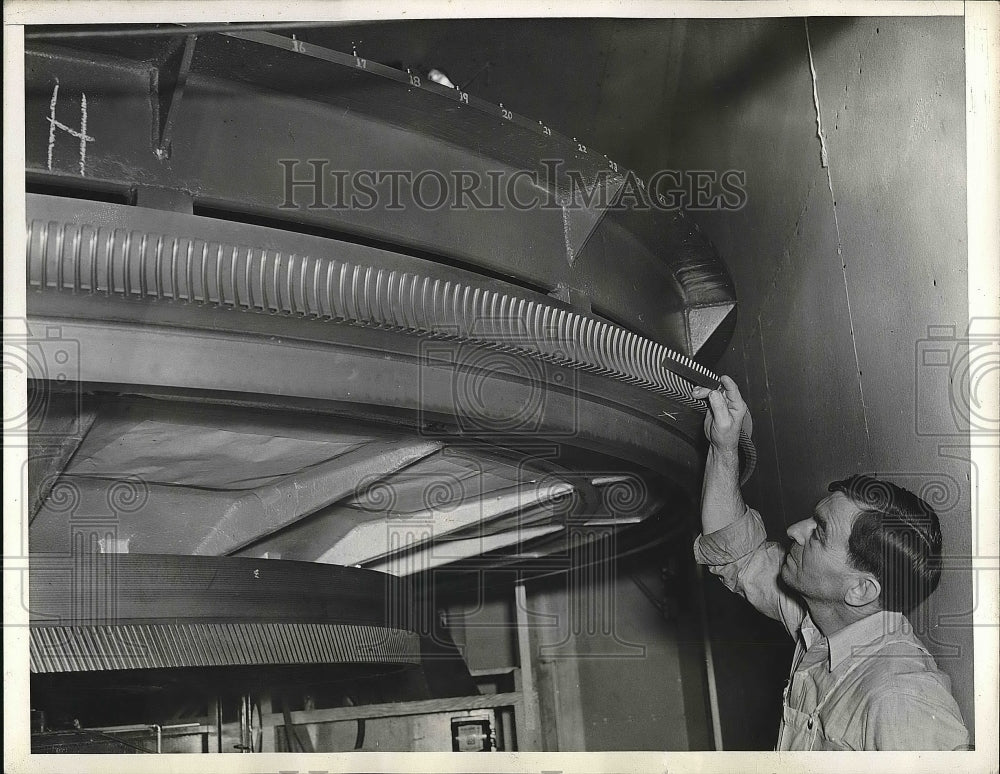 1939 Work Progresses on 200 - Historic Images
