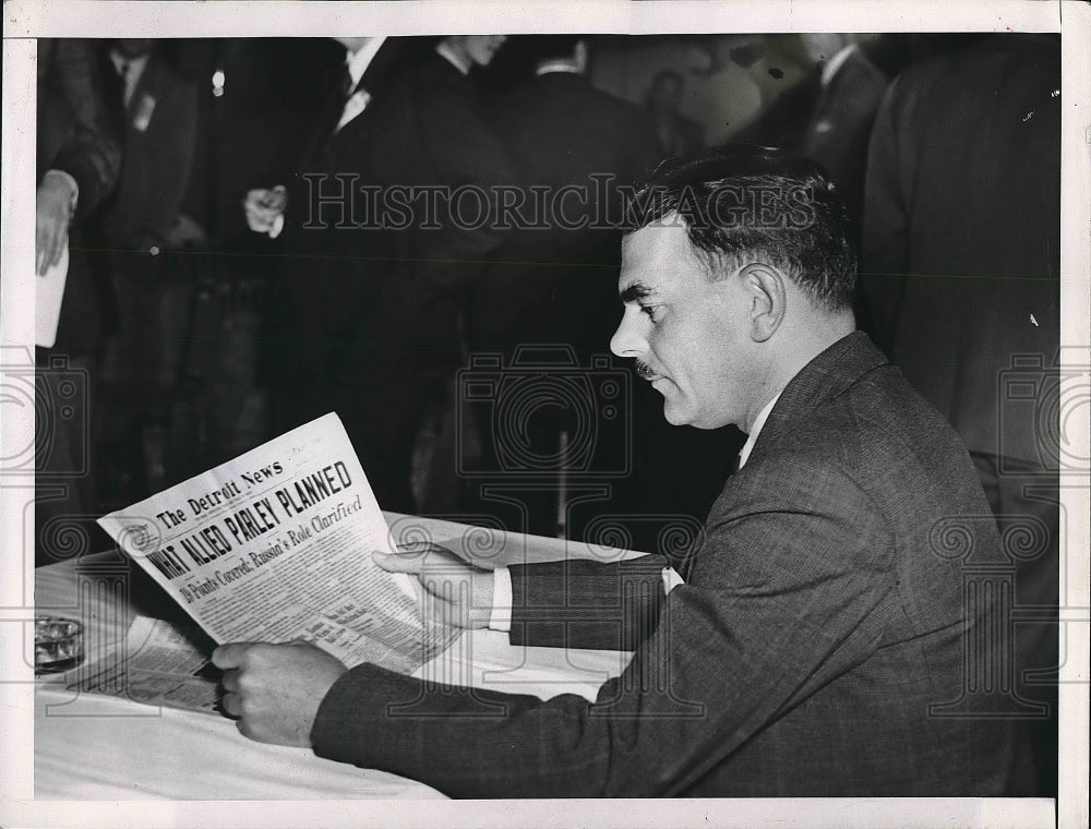 1948 Press Photo Thomas Dewey Looks at newspaper - nea61610 - Historic Images