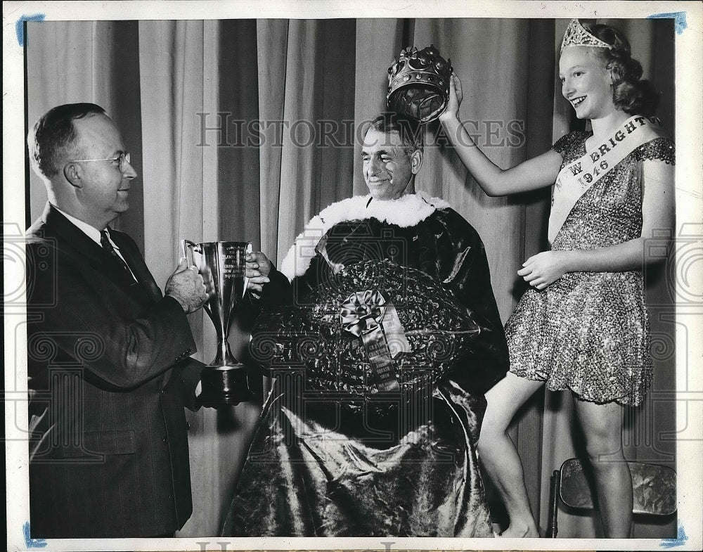 1946 Alice Bonstrom Crowns Albert Richter &quot;Squash King&quot; At Show - Historic Images