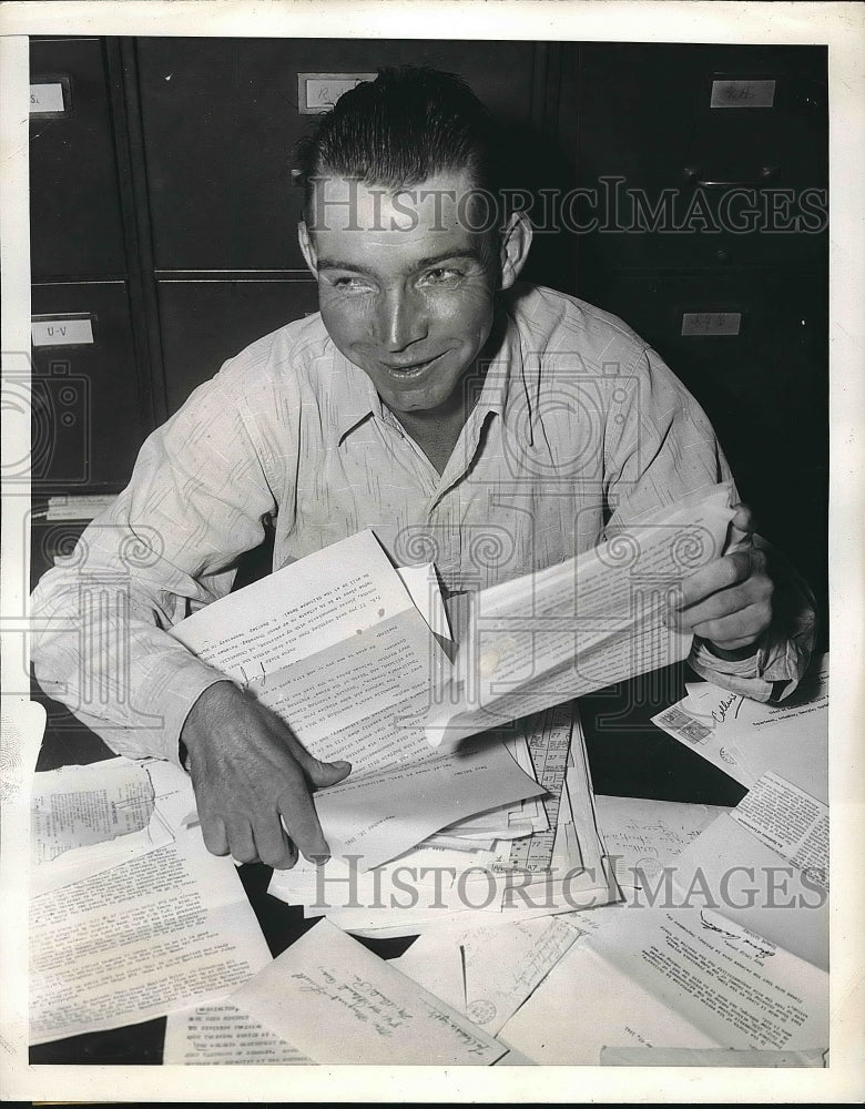 1941 Press Photo Walter Wilkins Looking Over Atlanta Journal Proposals - Historic Images