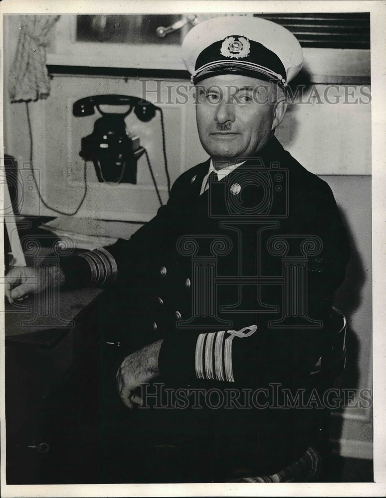 1939 Press Photo Capt. J. L. Knudson made a Knight of the Dannesborg - nea61677 - Historic Images