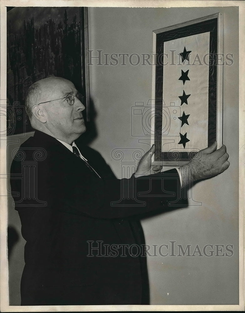 1942 Press Photo Senator Elbert Thomas Hangs Service Flag World War II - Historic Images