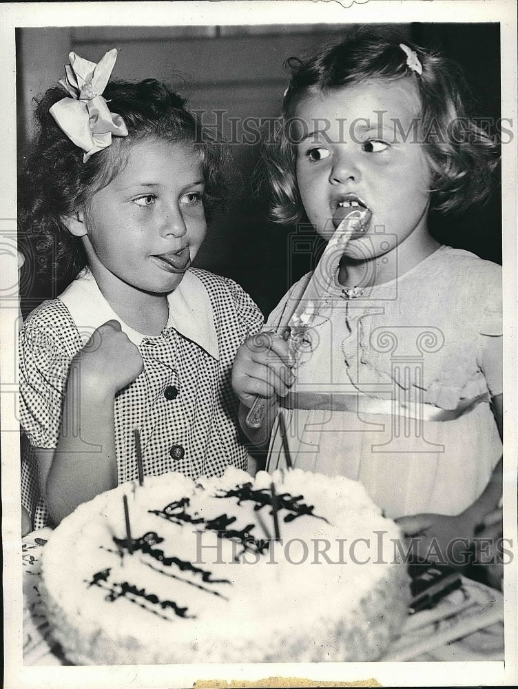 1943 Press Photo Budget Baby Sharon Derber enjoying cake at her 4th birthday - Historic Images