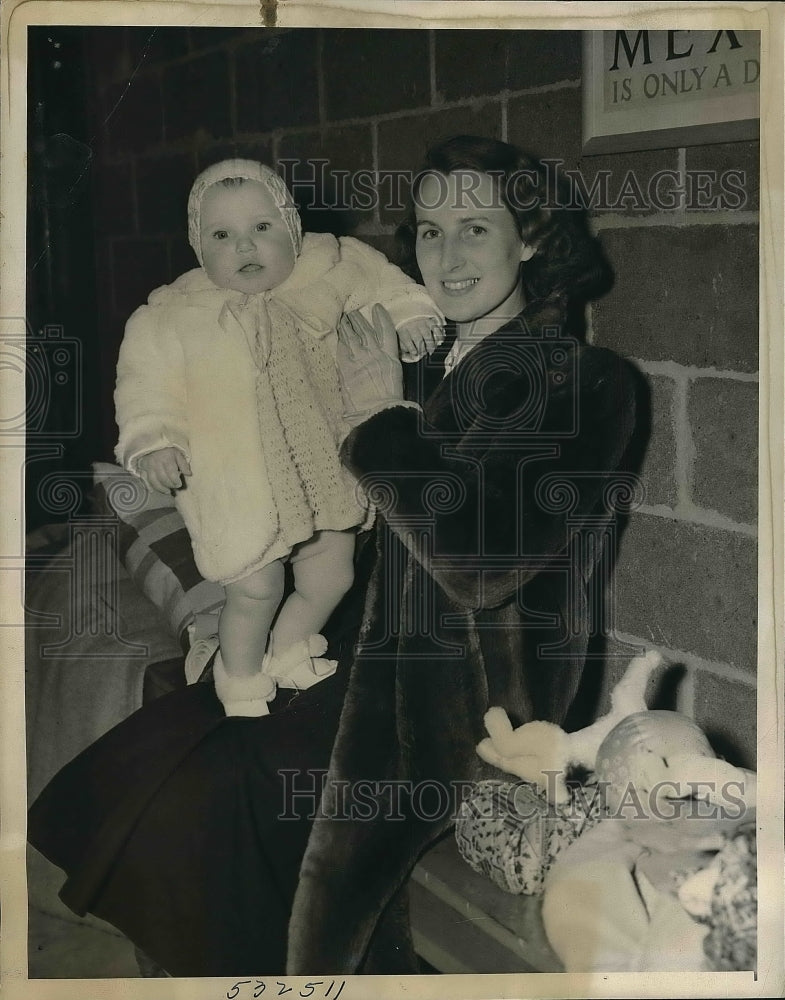 1939 Nico Lek De Tachaincille and daughter arrive in US from Europe - Historic Images