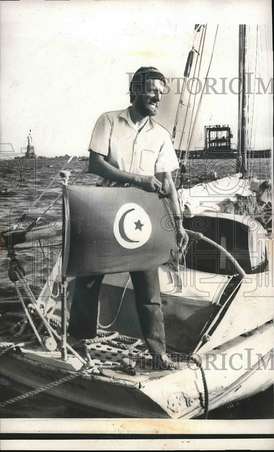 1959 Press Photo Christopher Grabowski after completing 85 day 6000 mile voyage - Historic Images