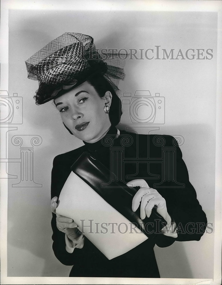 1946 Press Photo White Calfskin Envelope Zipper Handbag - nea61789 - Historic Images