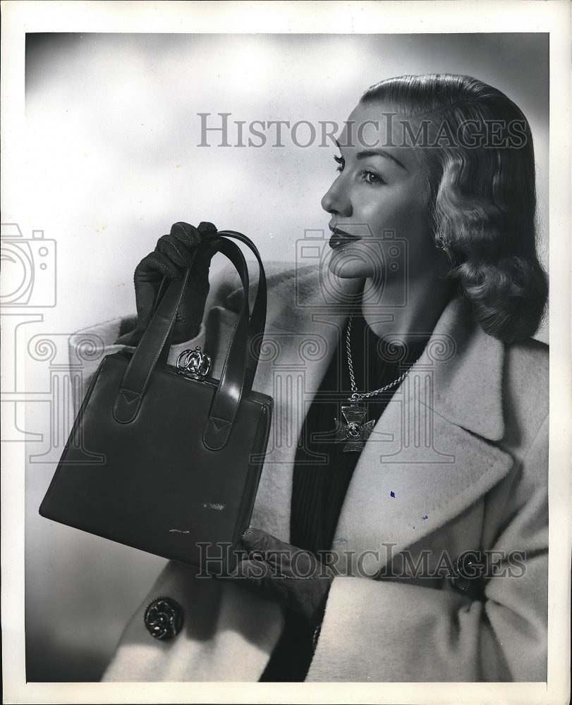 1947 Press Photo Boxy calfskin pouch topped with gold-plates crown clasp - Historic Images