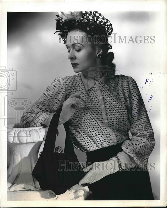 1947 Press Photo Faille handbag with double handle and 24 karat gold crown lock - Historic Images