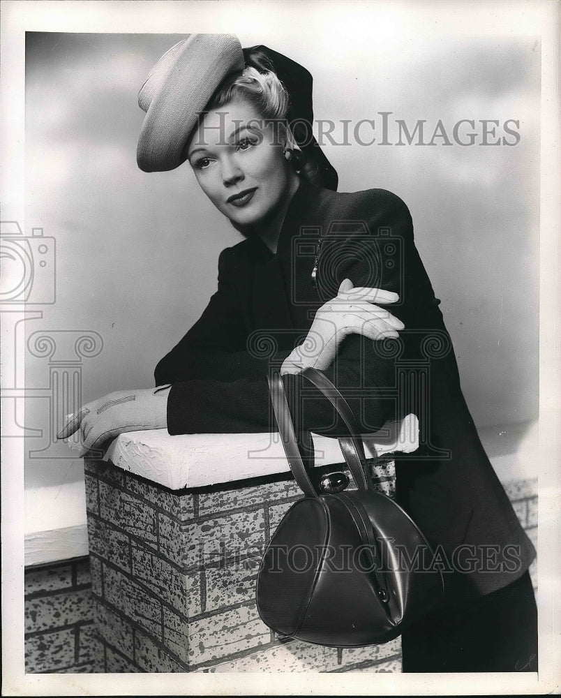 1947 Press Photo Calfskin bag, with gold-plated clasp comes in many colors - Historic Images